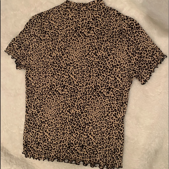 Candie's Tops - Cheetah print frilly short sleeve